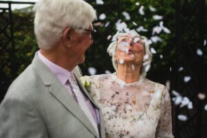 Foto mostra um casal de idosos em casamento