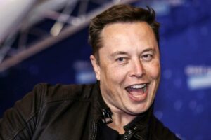 Elon Musk, dono da Tesla e da SpaceX, aparece sorrindo e de camisa preta