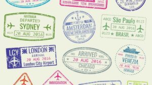 Imagem de selos de viagens. Eles estão carimbados com o nome de lugares, como Londres, Amsterdam e São Paulo