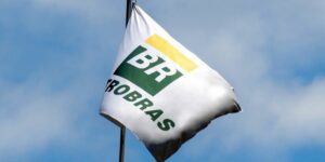 Bandeira com logotipo da petroleira brasileira Petrobras