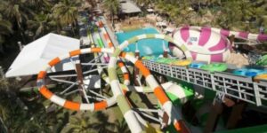 Imagem de um tobogã colorido em um parque de diversões na praia