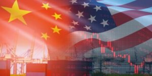 Imagem de bandeira da China e Estados Unidos lado a lado como fundo aos gráficos em vermelho em trajetória de queda em alusão ao mau humor do mercado de valores