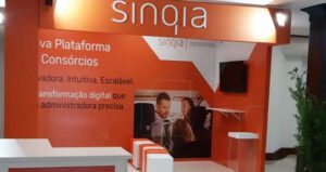 Imagem da logomarca em fundo laranja da Sinqia que é o próprio nome da companhia de software
