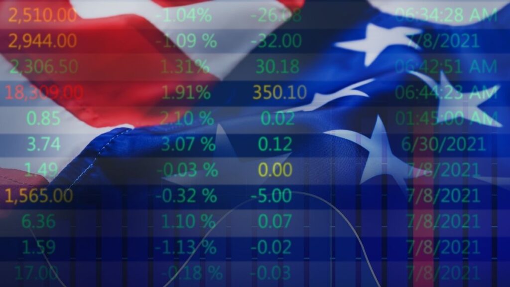 Imagem de gráficos e números sobrepostos a bandeira dos Estados Unidos em alusão ao mercado financeiro deste país