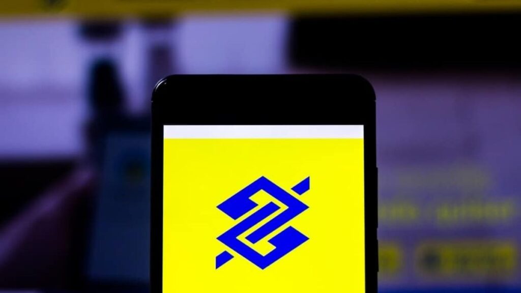 Imagem de celular que mostra na tela o logotipo do Banco do Brasil
