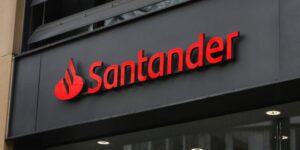 Imagem da logomarca do banco Santander em vermelho que é o seu próprio nome