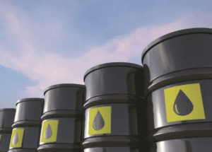 Imagem de vários barris de petróleo empilhados a céu aberto