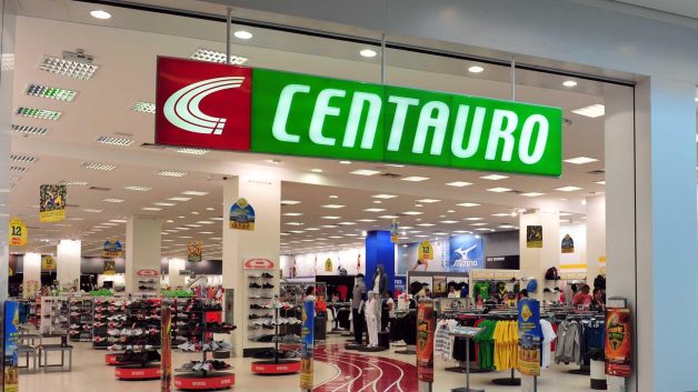 Imagem da fachada de uma loja da Centauro com o logo dessa respectiva companhia