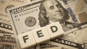 letras formando a palavra Fed sobre notas de dólares