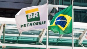 Bandeira da Petrobras (PETR4) ao lado de bandeira do Brasil