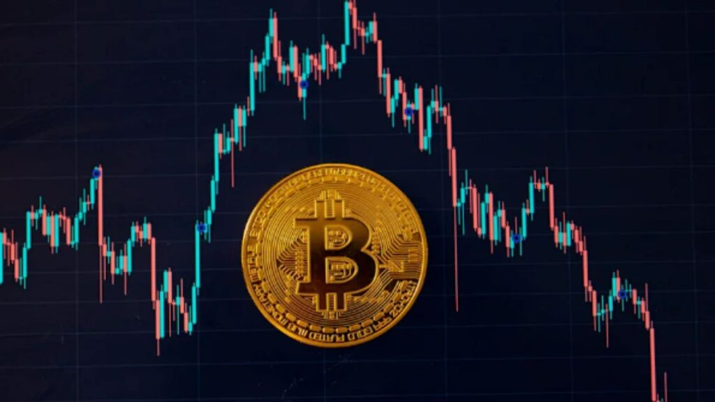 Imagem de gráficos e projeção de uma moeda física alusiva do Bitcoin