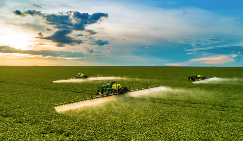 Imagem representando o CRA, mostrando máquinas agrícolas em uma plantação