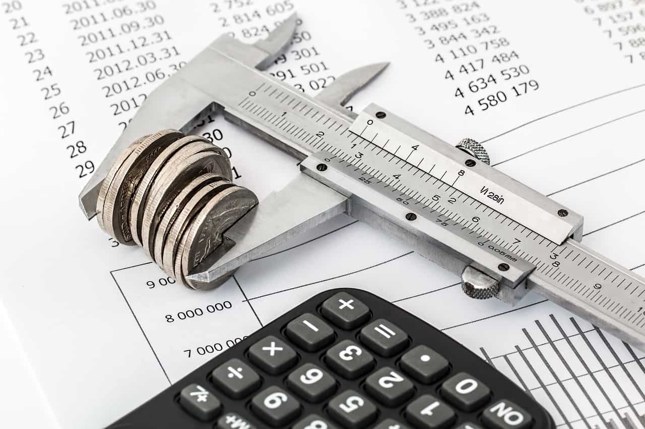 Imagem representando o FIDC, mostrando dinheiro junto a uma planilha de informações financeiras e uma calculadora.