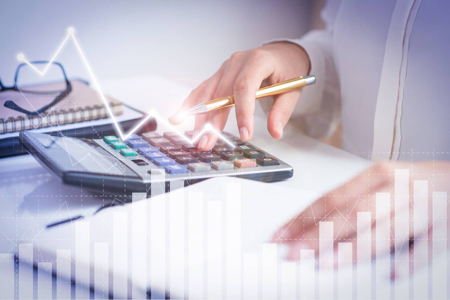 Imagem representando Fundos de Renda Fixa, mostrando uma pessoa fazendo cálculos e análises em meio a gráficos financeiros