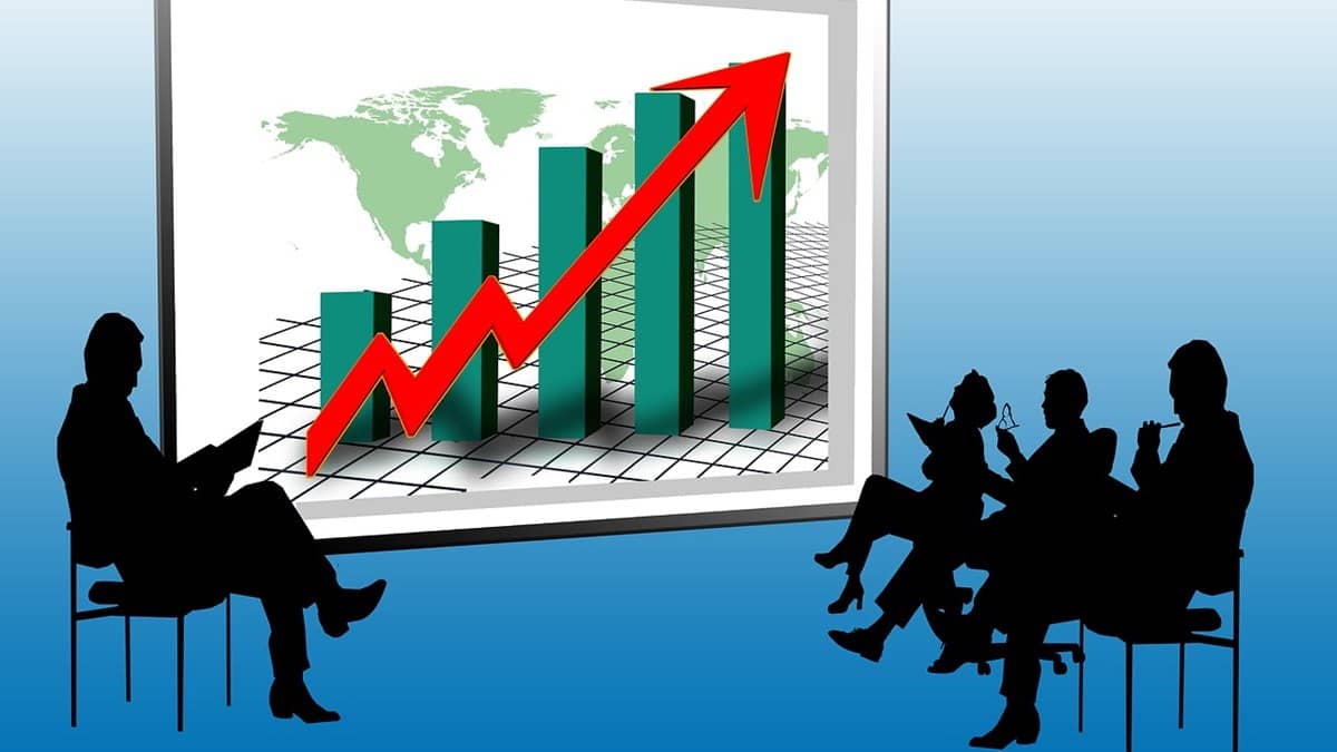 Imagem representando o Tesouro IPCA, mostrando um gráfico crescente sendo analisado por pessoas