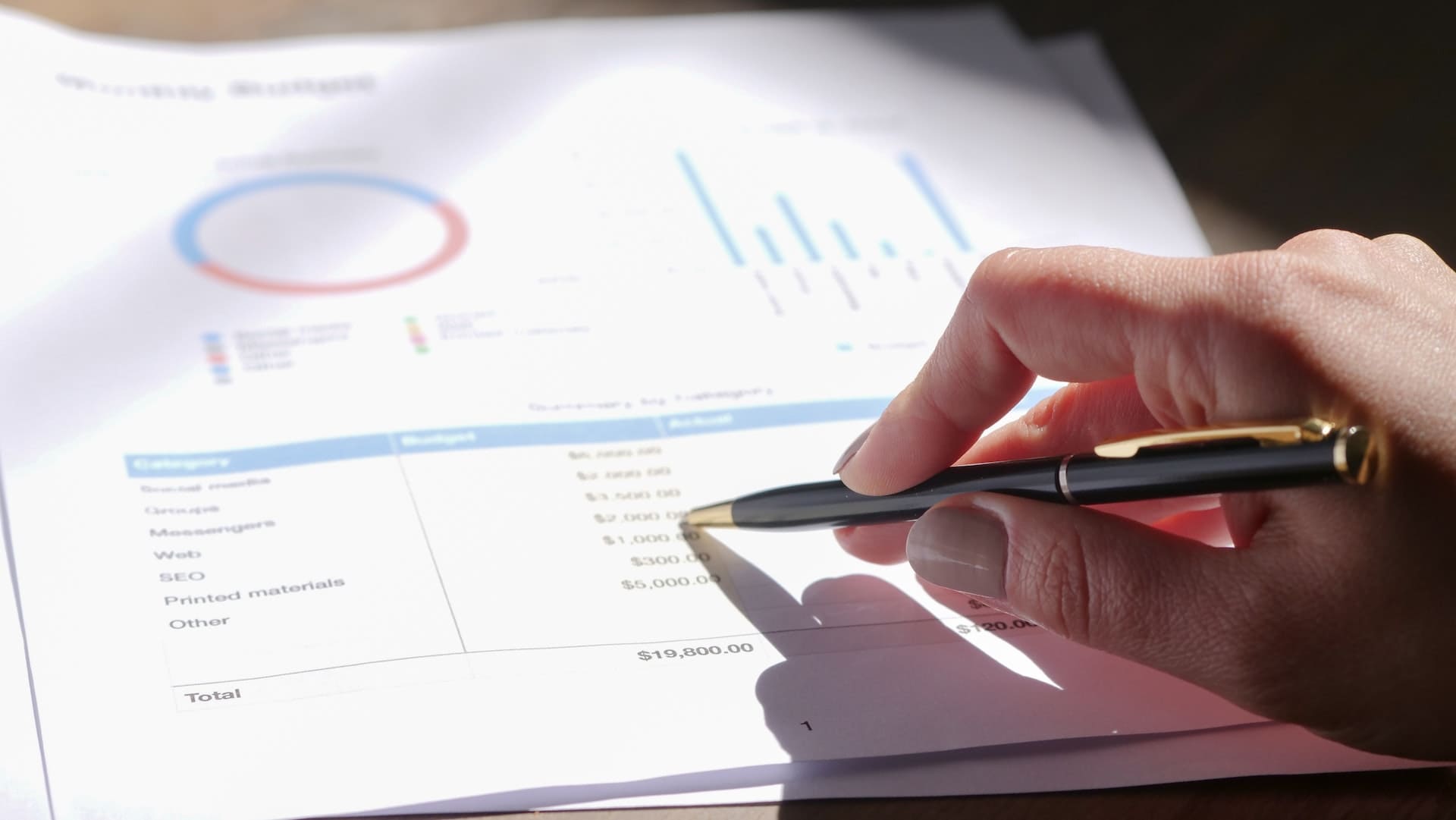 Imagem representando a Letra Hipotecária, com uma pessoa analisando informações financeiras em um gráfico
