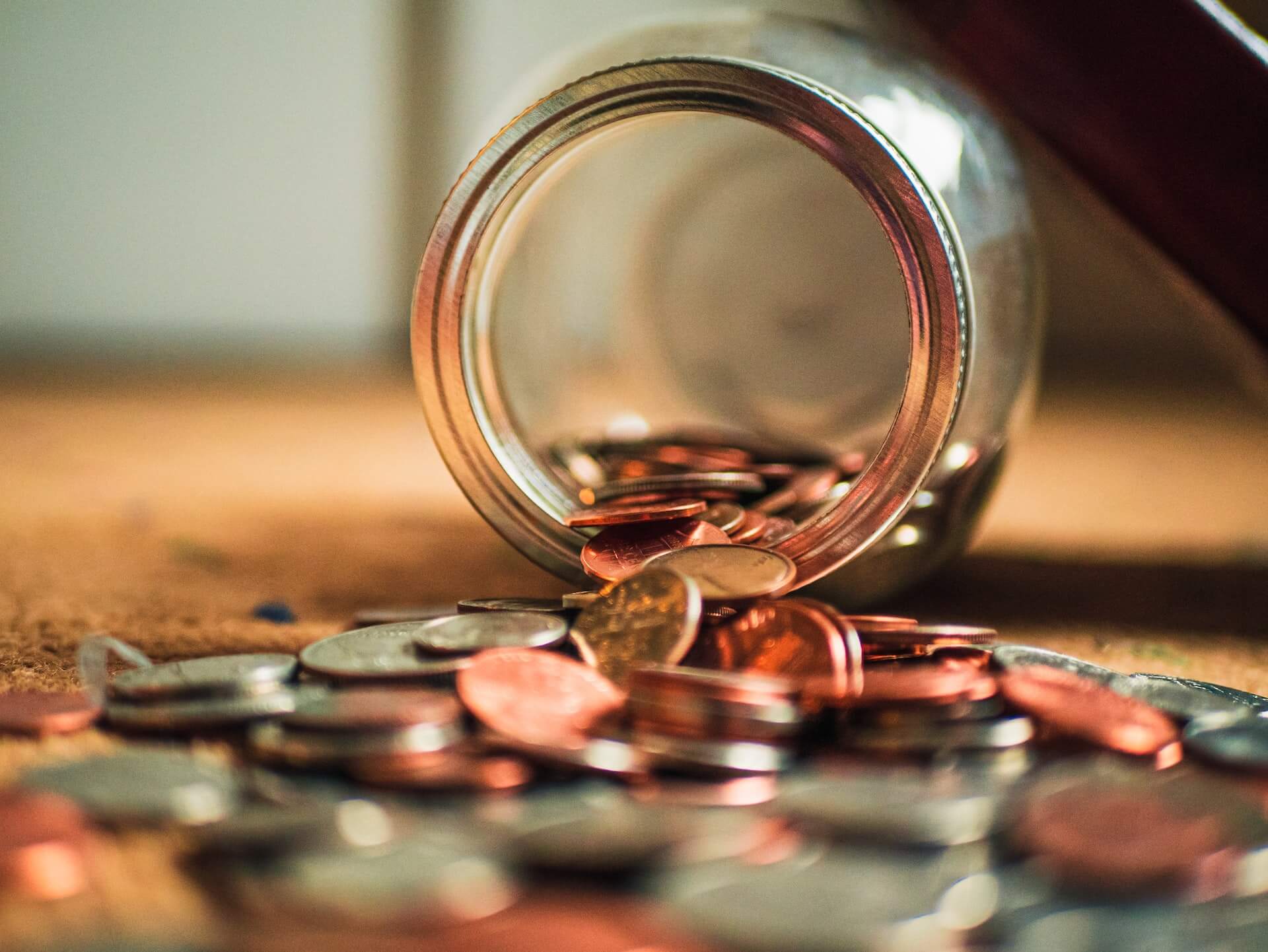 Imagem representando a Renda Fixa, mostrando moedas e dinheiro