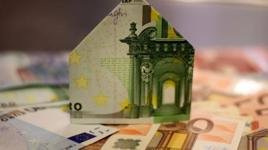 Imagem representando a LIG, mostrando notas de dinheiro formando uma casa.