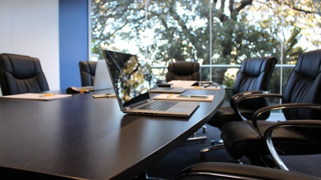 Imagem representando o COPOM, mostrando uma sala de reunião executiva.