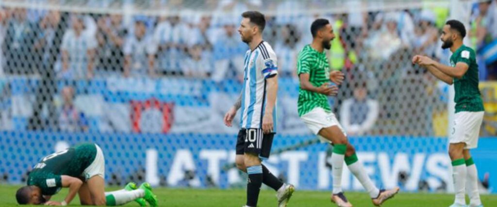 Messi em meio aos jogadores da Arábia Saudita comemorando