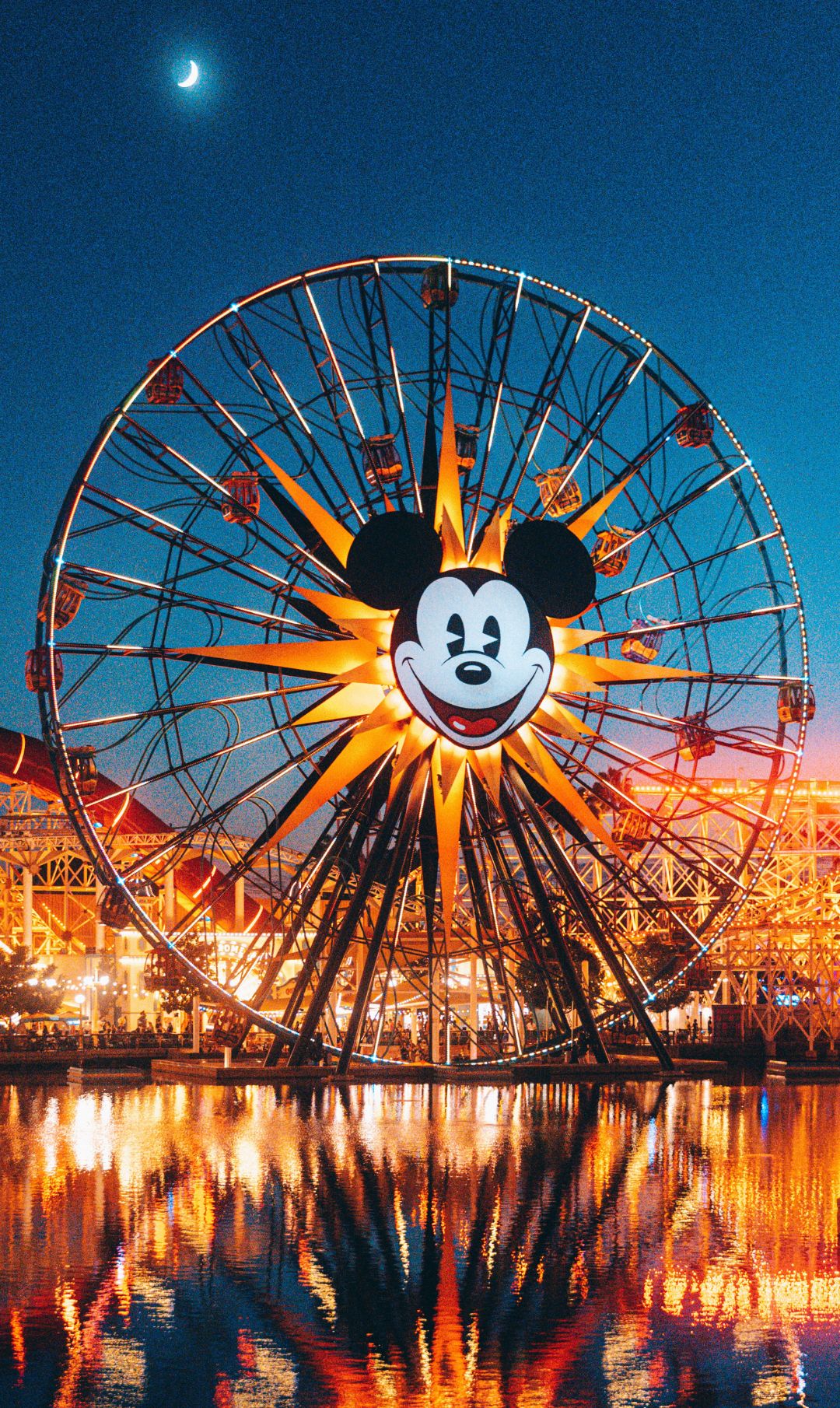 Roda Gigante com o rosto do Mickey no centro