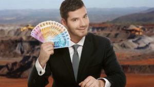 Homem branco segura notas de dinheiro com a mão esquerda e sorri - ganhar dinheiro