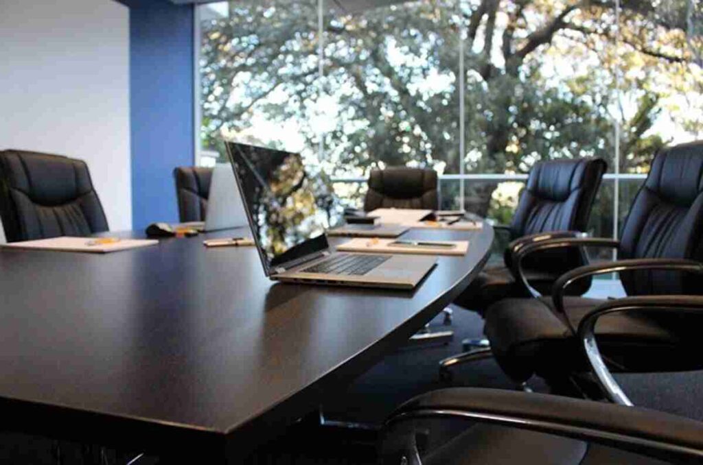Imagem representando o CMN, mostrando uma sala de reuniões financeiras. mercado em 5 minutos