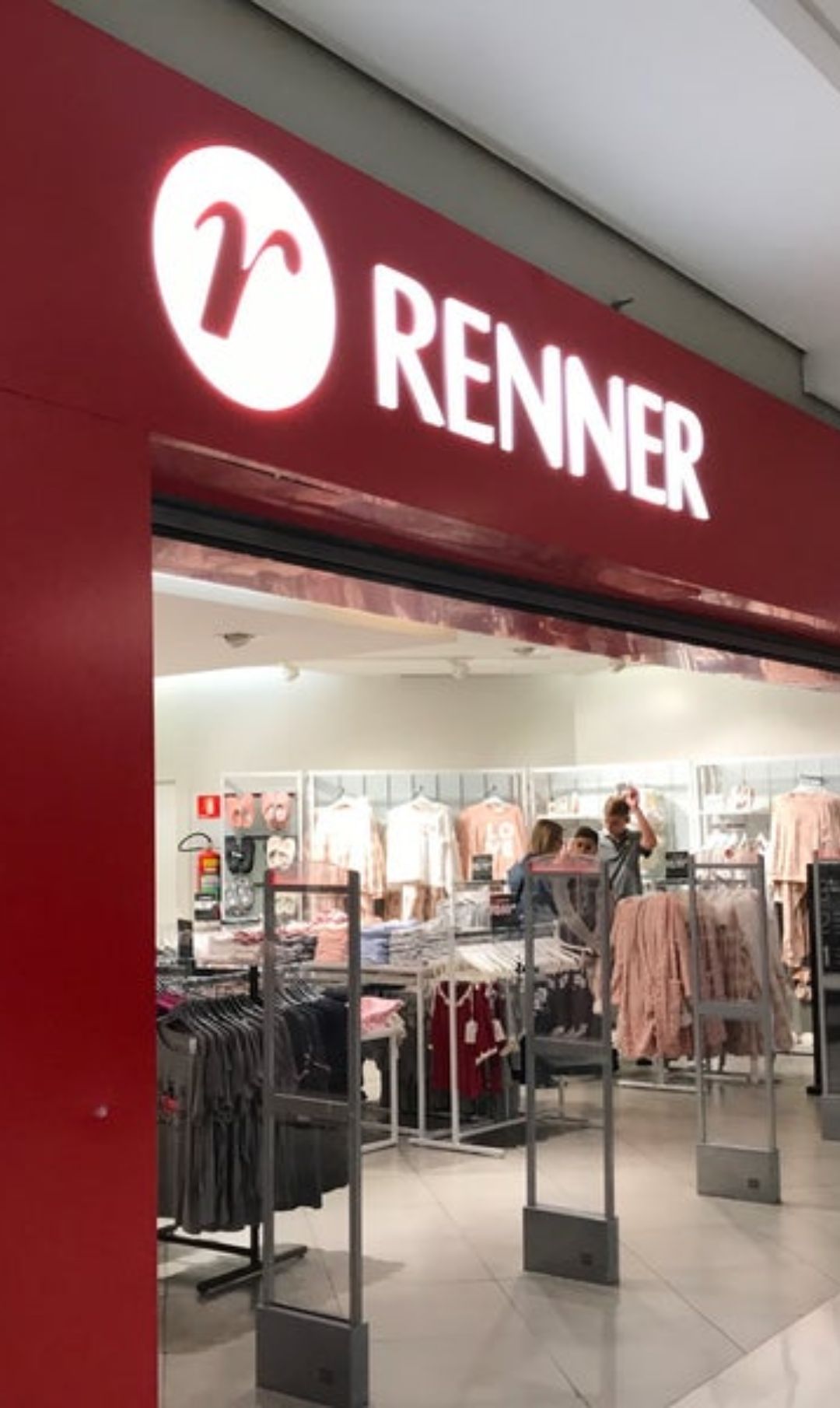 Renner (LREN3) Fecha 20 Lojas Após Queda no Lucro e Alta