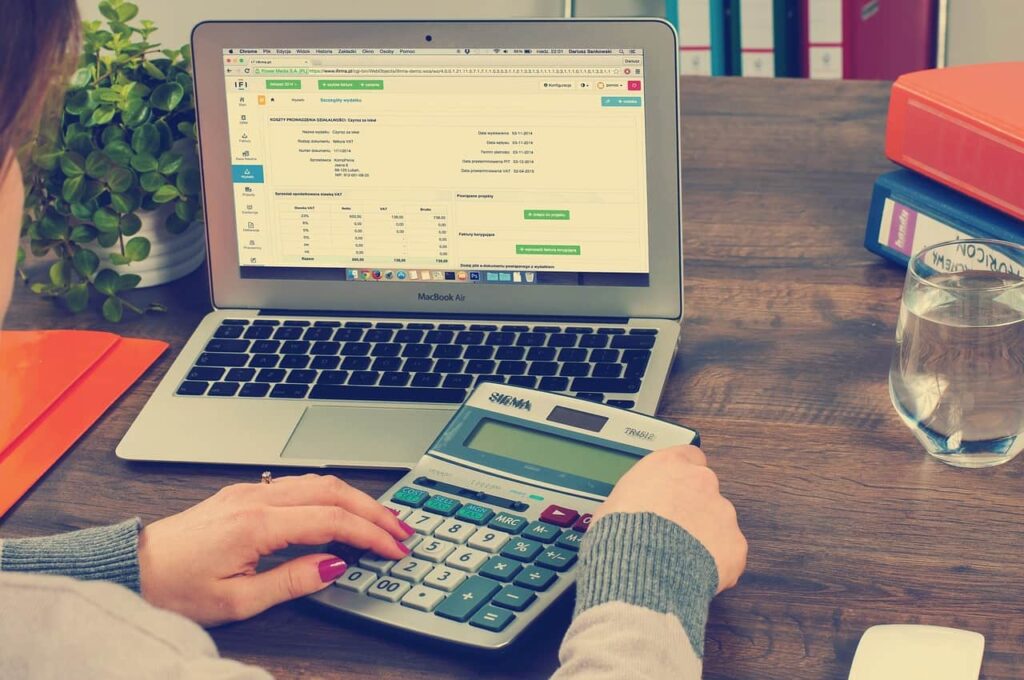 Imagem representando como declarar Juros sobre Capital Próprio no Imposto de Renda, mostrando uma pessoa calculando quando recebeu de JCP no ano anterior. selic mercado