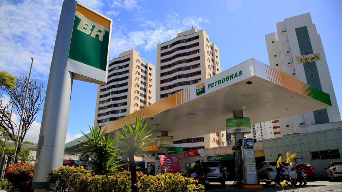 Vale a pena investir na Petrobras (PETR4) em 2025? ‘Não temos recomendação de compra’, disse Larissa Quaresma durante o Onde Investir em 2025; veja as ações indicadas pela analista