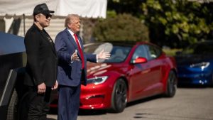 Trump compra um Tesla em apoio a Elon Musk:  Apesar da ‘ajudinha’, analista enxerga mais potencial em outras empresas internacionais diante do atual cenário americano